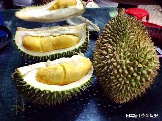 榴莲风波，女子携带榴莲乘机遭遇拦截与狂炫事件