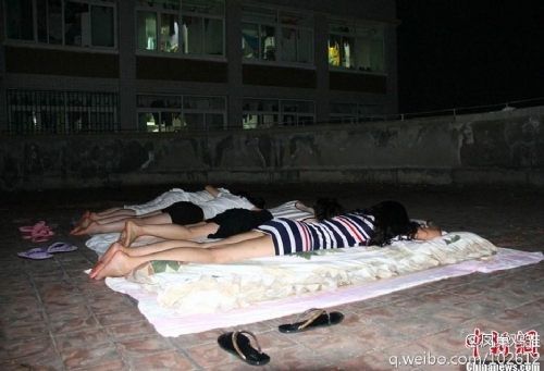 哈尔滨高温下，高校学生楼道乘凉睡觉的别样风景