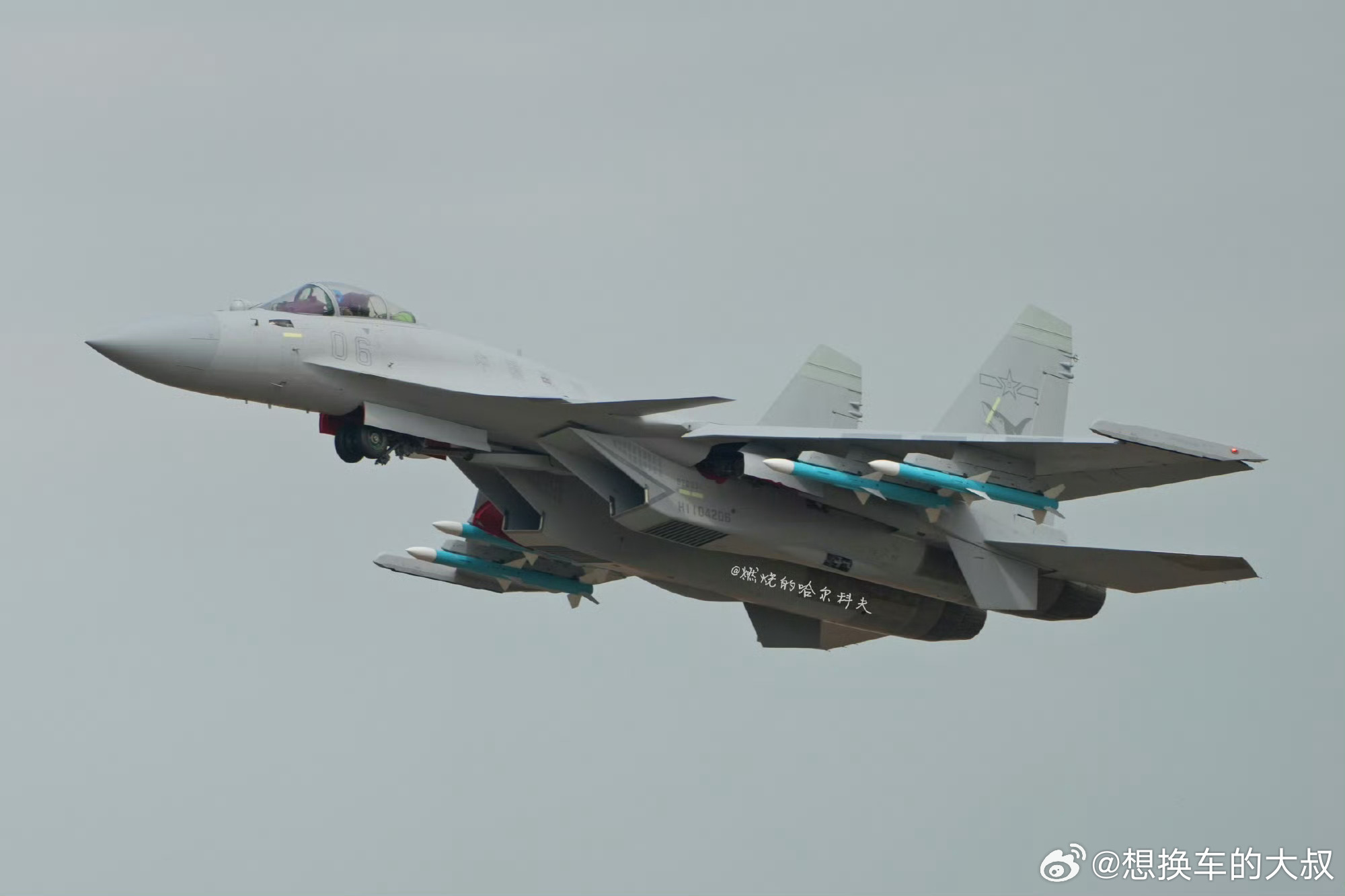 专家解读歼-15挂弹起飞驱离外机，捍卫领空的坚定力量